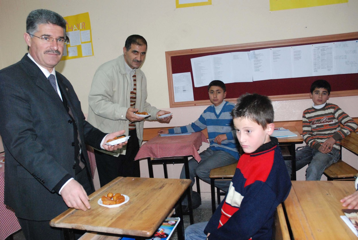 Öğrenciler Tatlı Yedirilerek Motive Edildi