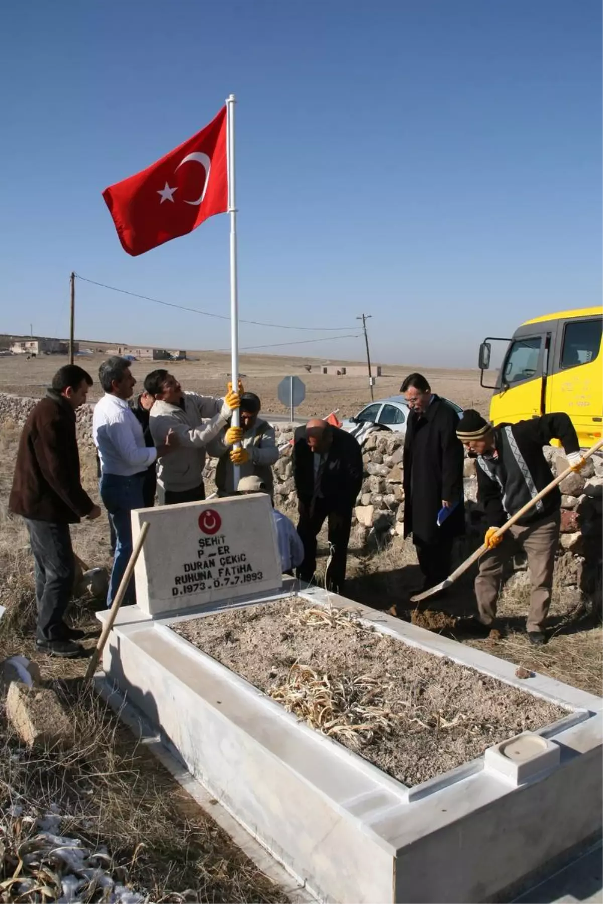 Şehit Mezarları Onarılarak Mezarlıklara Türk Bayrakları Dikildi