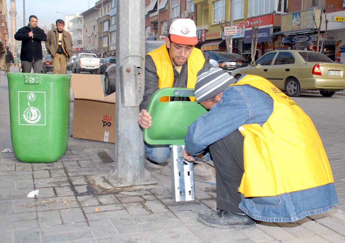Uşak'ta Kent Merkezine Yeni Çöp Sepetleri Yerleştirildi