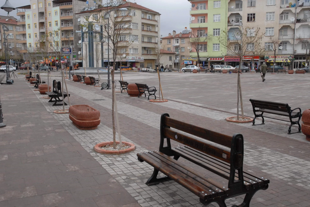 Karaman\'da Aktekke Meydanı\'na Oturma Grupları