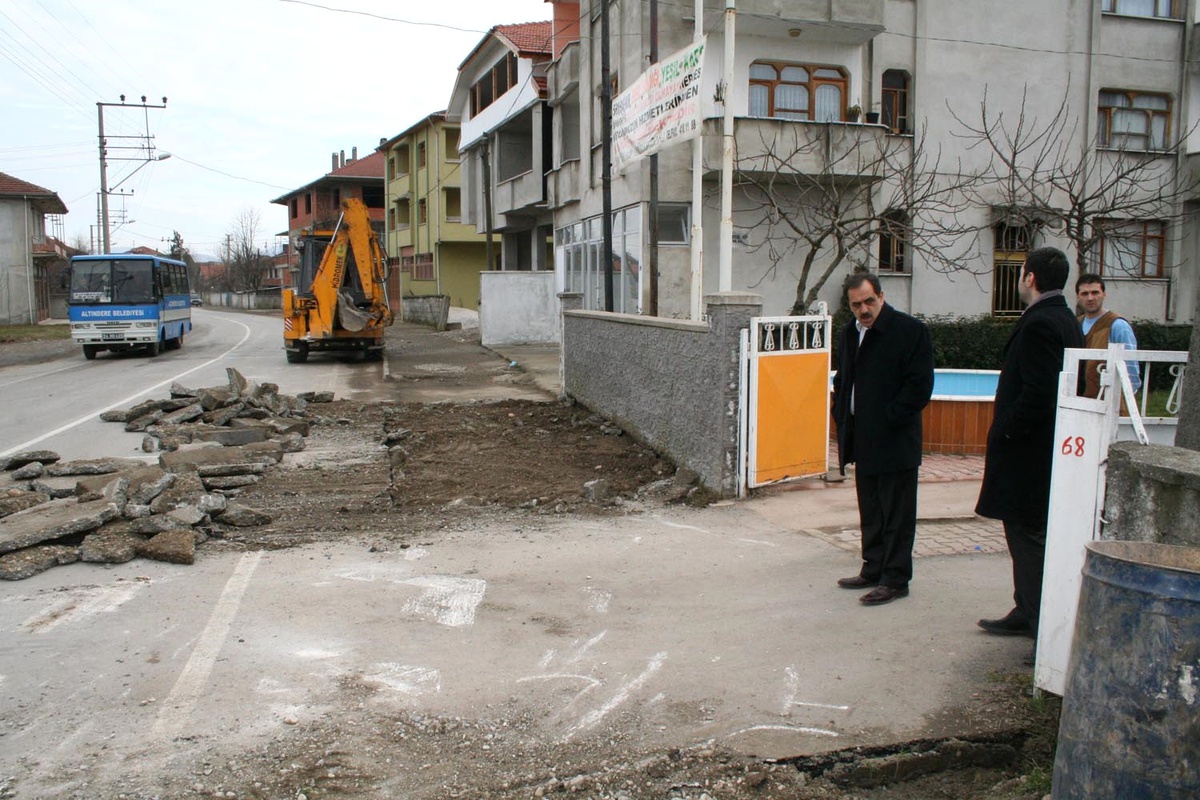Akyazı Belediyesi Yağcılar Caddesi'nde Çalışma Başlattı
