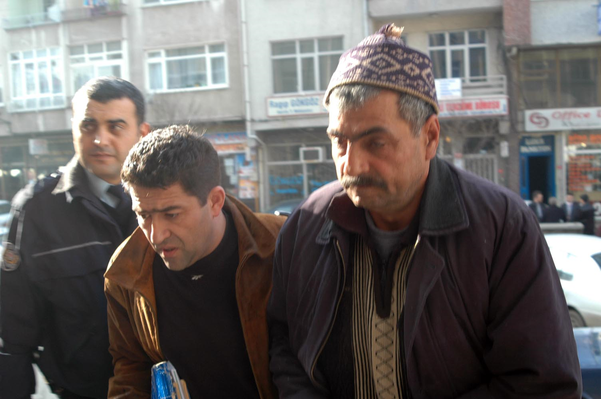 Rüyasında Define Gören Baba, Oğullarıyla Evinin Altını Kazdı