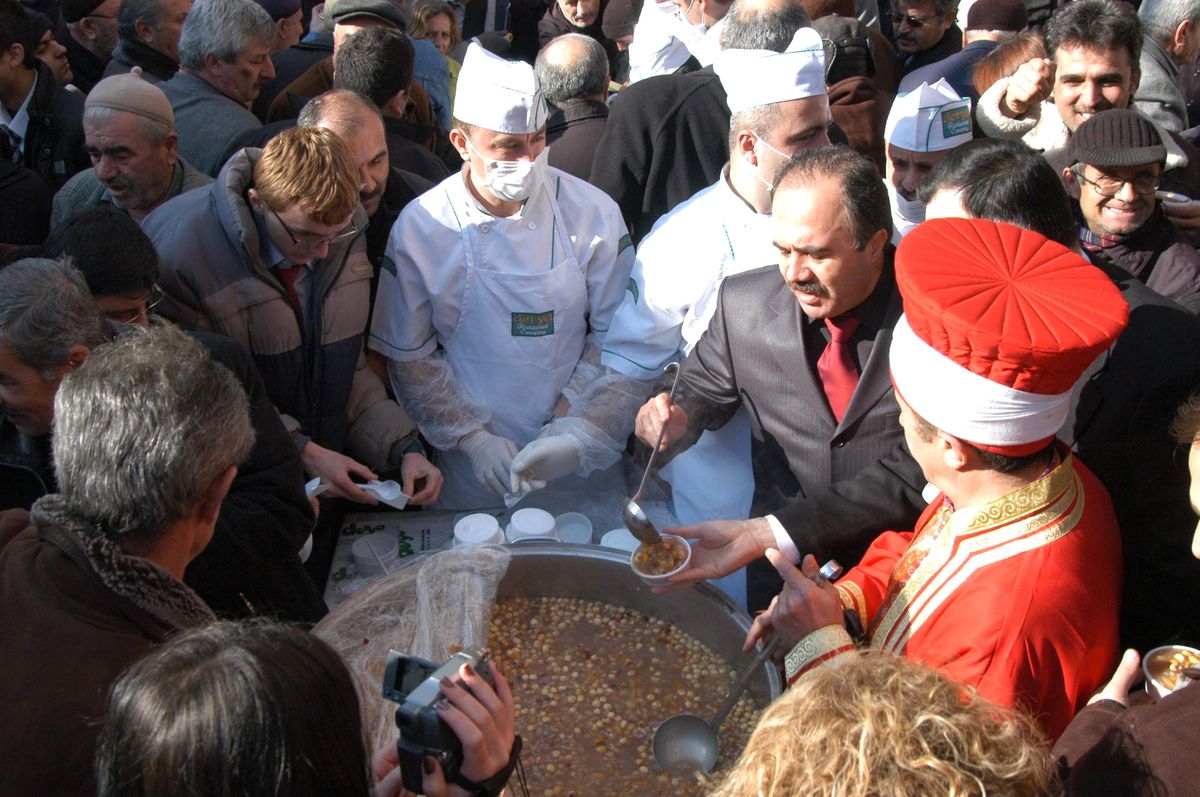 Karabük Belediyesi Aşure Dağıttı