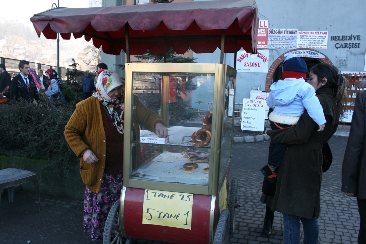 50 Yaşında Simit Satarak Eşine Yardım Ediyor