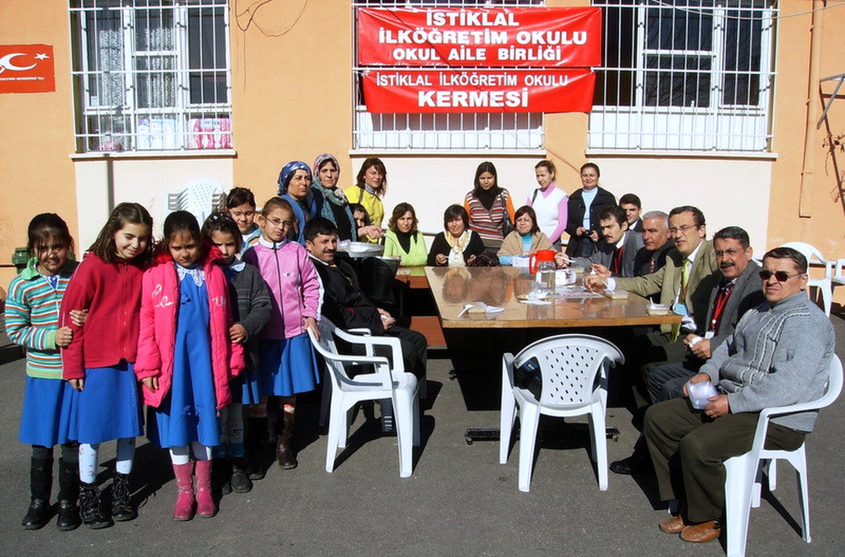 İlköğretim Okulunda Aşure Dayanışmasınazilli İstiklal İlköğretim Okulu'nda Düzenlenen Aşure Gününde Öğrenci, Öğretmen ve Veliler Biraraya Geldi