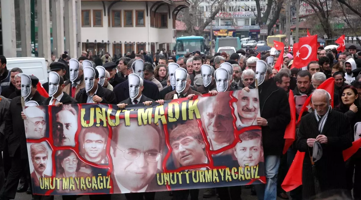 Bursa\'da Uğur Mumcu, Maskeli Yürüyüşle Anıldı