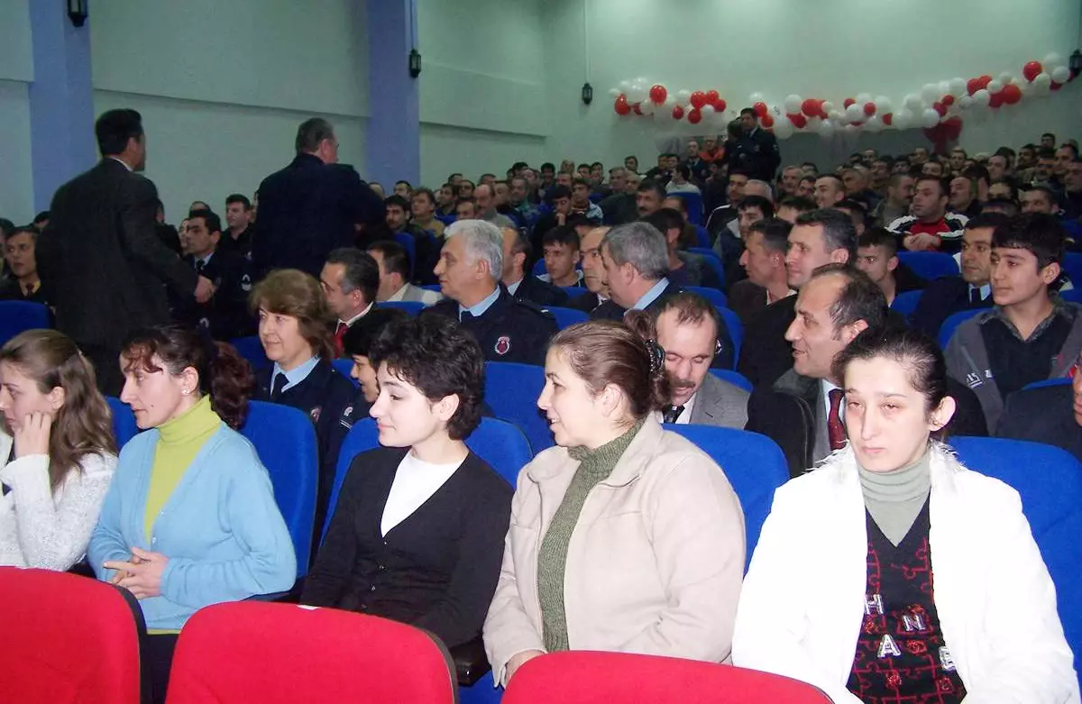 Hamdi Alkan ve Birol Güven, Mahkumlarla Film İzledi