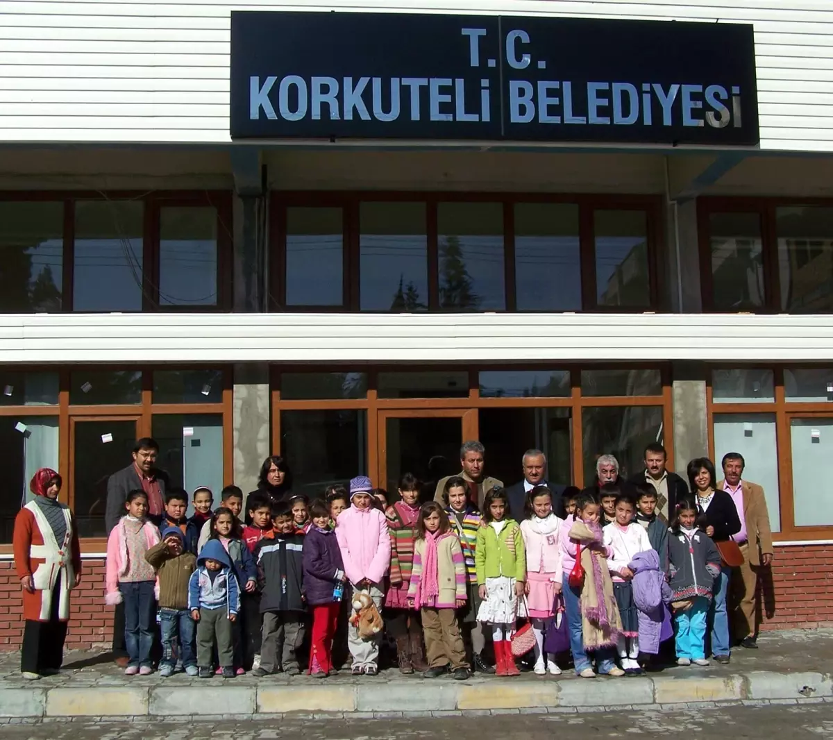 Korkuteli Belediyesi\'nden Öğrencilere 15 Tatil Hediyesi