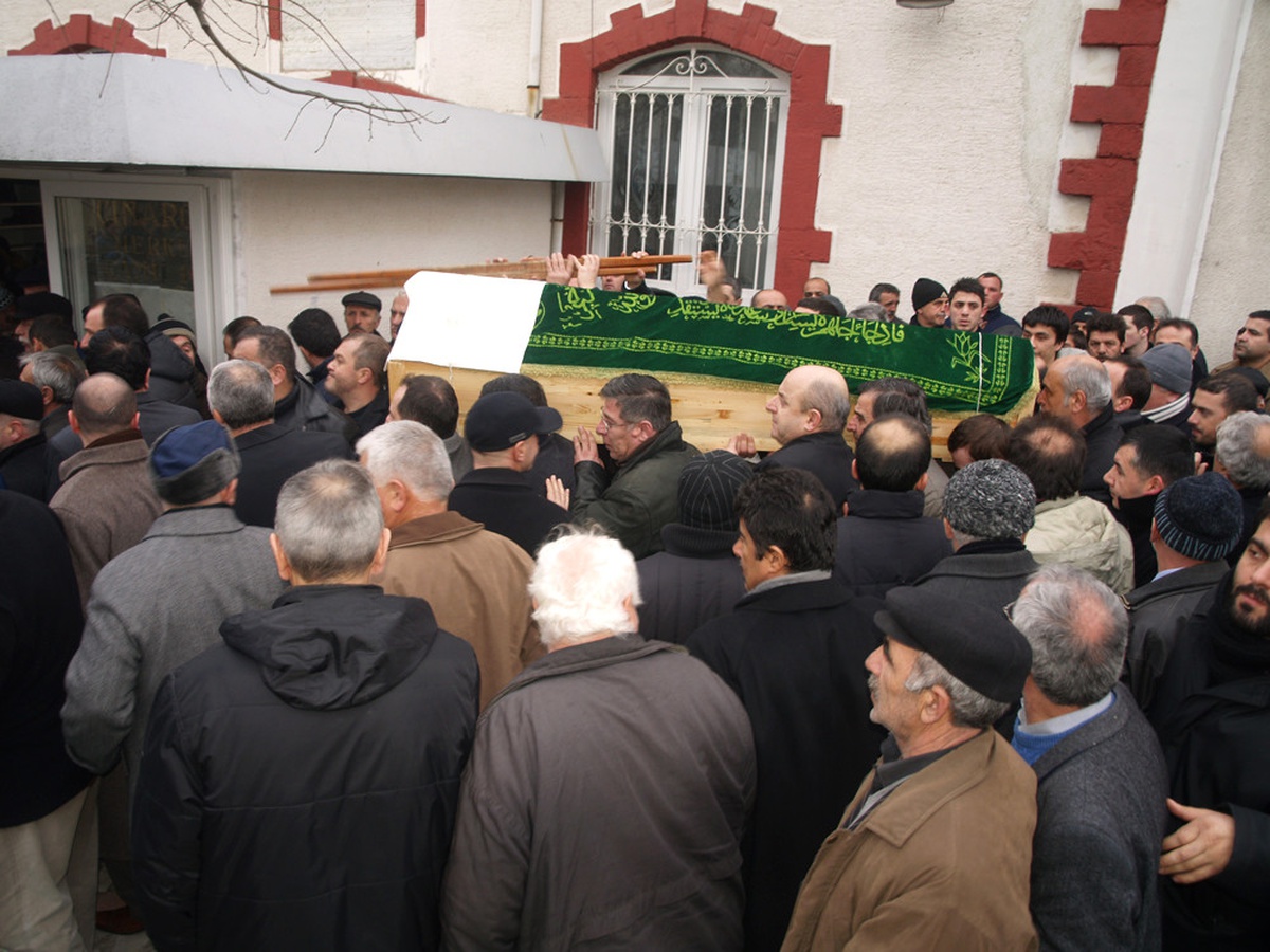Polis Tarafından Öldürülen Müteahit Toprağa Verildi