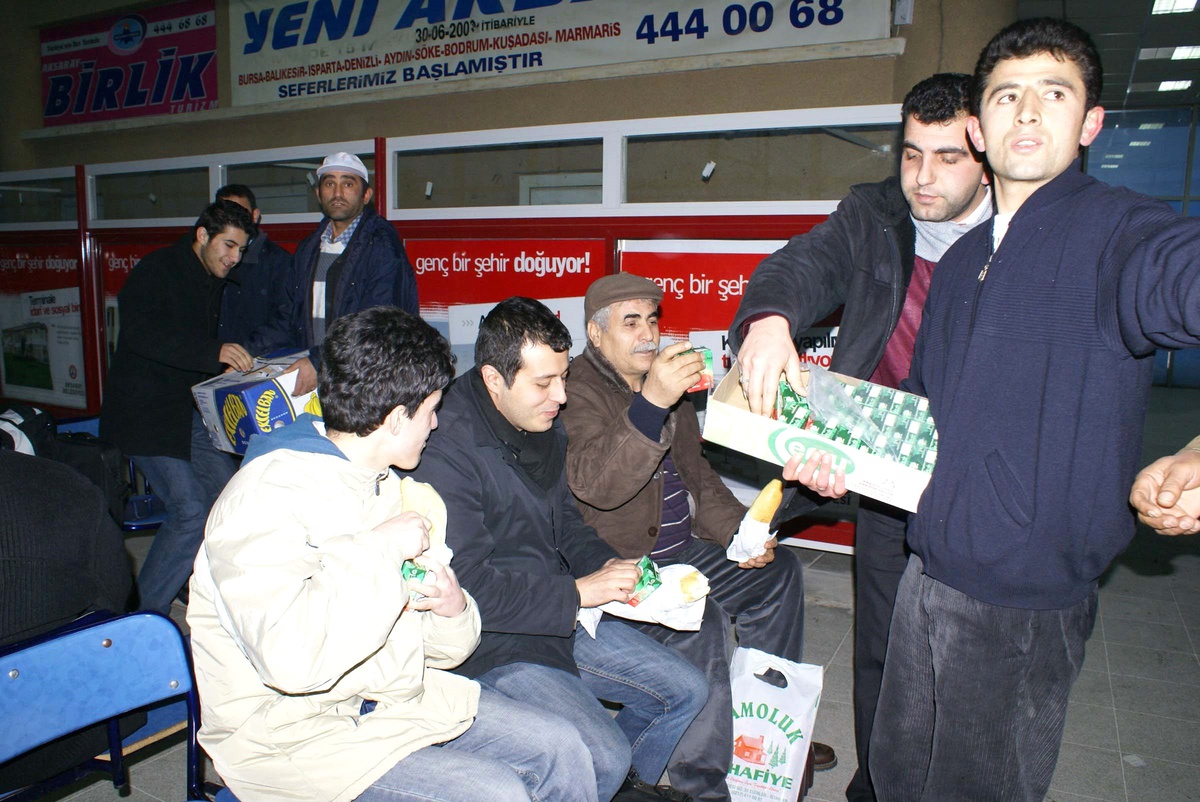 Aksaray Belediyesi, Otogarda Bekleyen Yolculara Yemek İkramı Yaptı