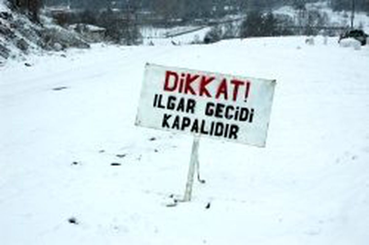 Ardahan'da Kar Yolları Kapadı