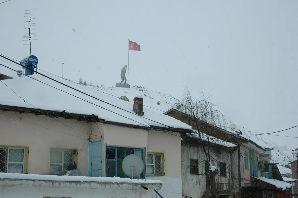 Hasançelebi Beldesinin Bayrak ve Atatürk Sevgisi