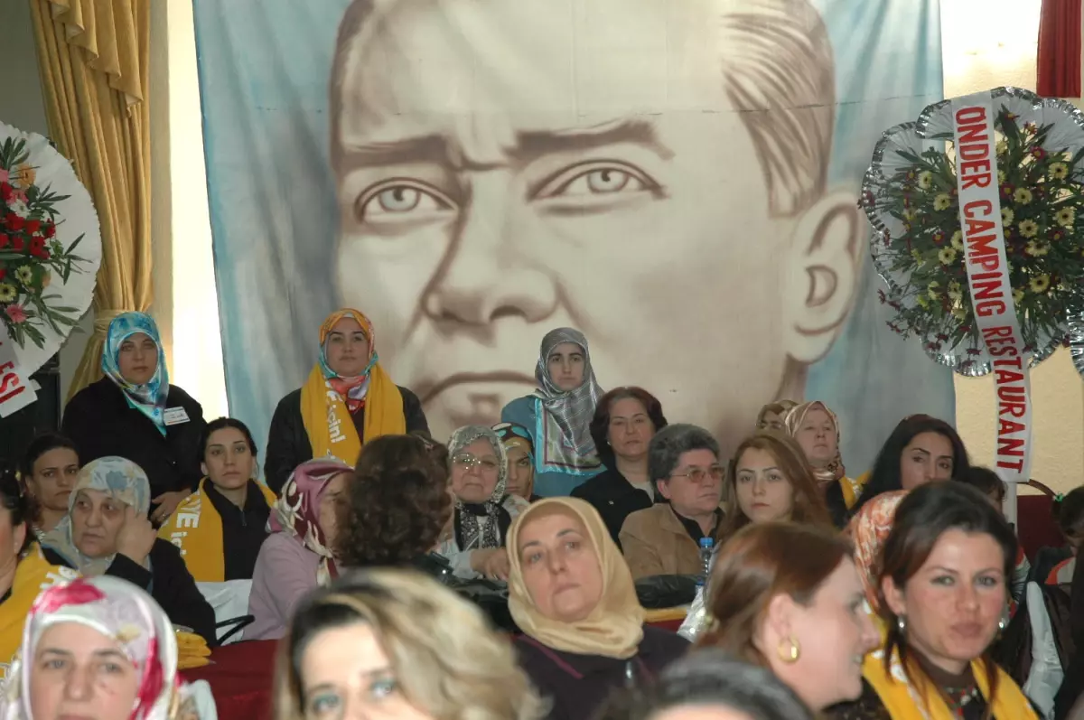 AK Parti Kadın Kolları Kongresi\'nde Atatürk Posteri Krizi