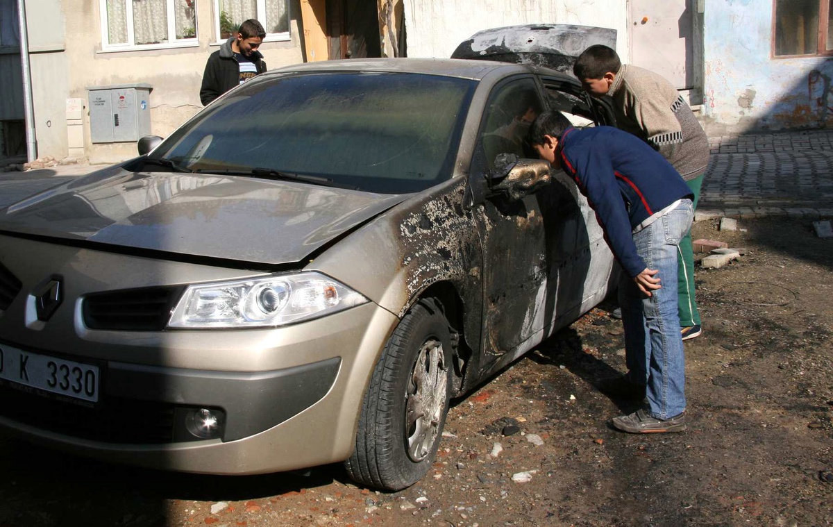 Bandırma'da 2 Otomobil Kundaklandı