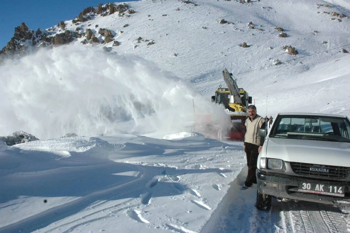 Hakkari Valisi 2 Bin 700 Rakımda Karla Mücadele Çalışmalarını Denetledi