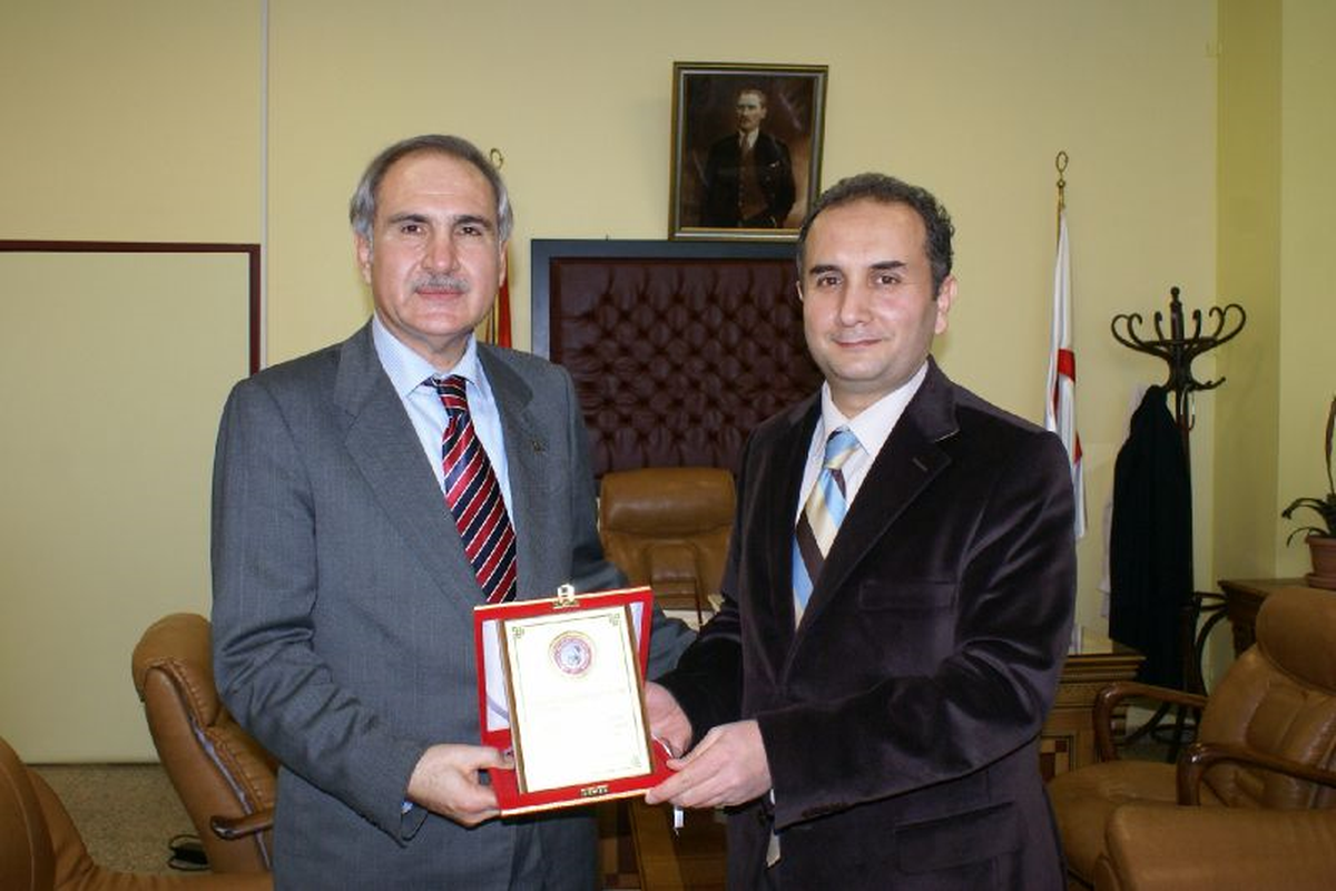 İl Sağlık Müdürü'nden Emekliye Ayrılan Doktora Plaket