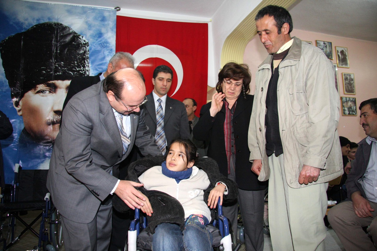 Yozgat'ta 24 Engelli Öğrenciye Tekerlekli Sandalye Verildi