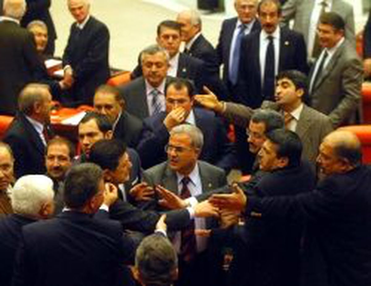 Kamer Genç Kürsüyü İşgal Etti