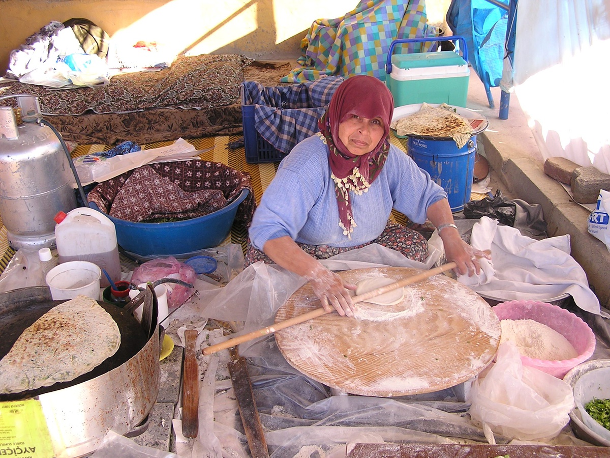Emine Teyze Elinin Hamuru ile Evini Geçindiriyor