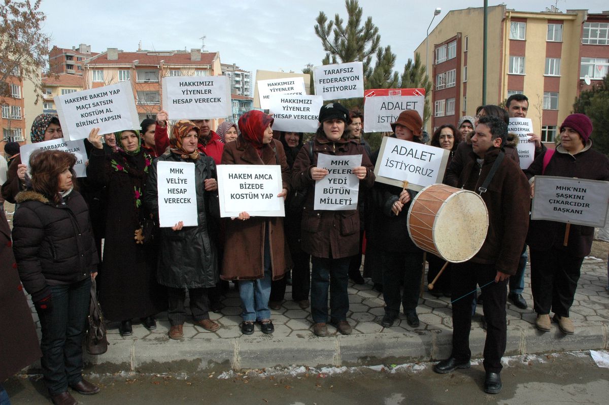 Çocuklar, Okul Önünde Eylem Yapan Annelerini Seyretti