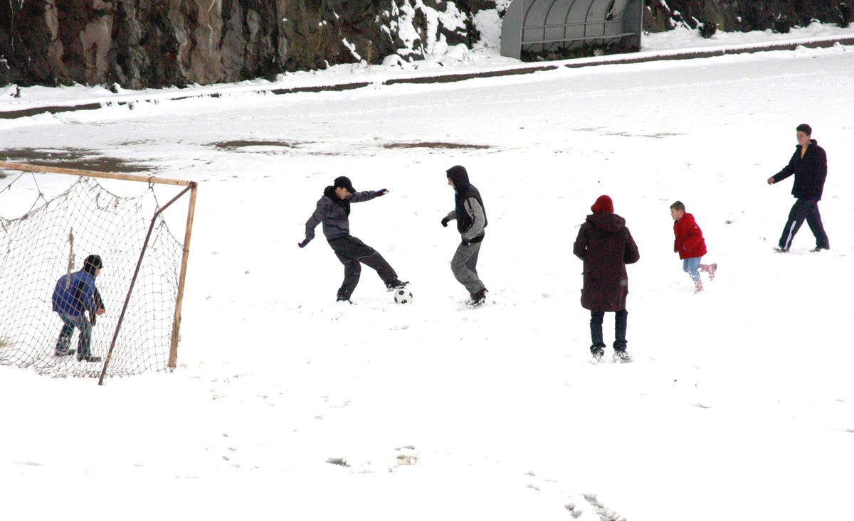 Kar Tatilini Fırsat Bilen Çocuklar Futbol Sahalarına Koştu