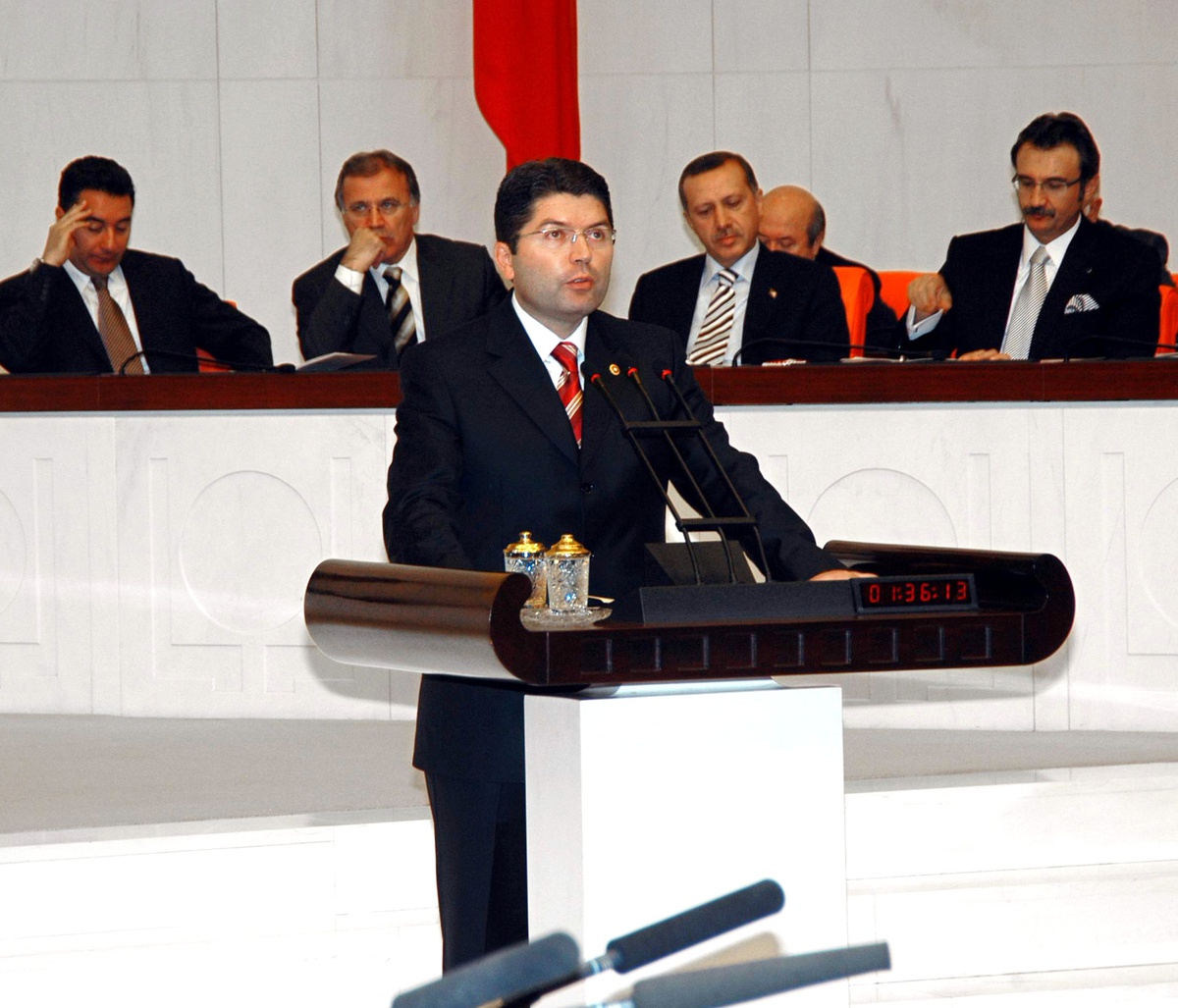 AK Parti Milletvekili, Cumhurbaşkanı Gül'ün Geri Gönderdiği Vakıflar Yasasını Savundu