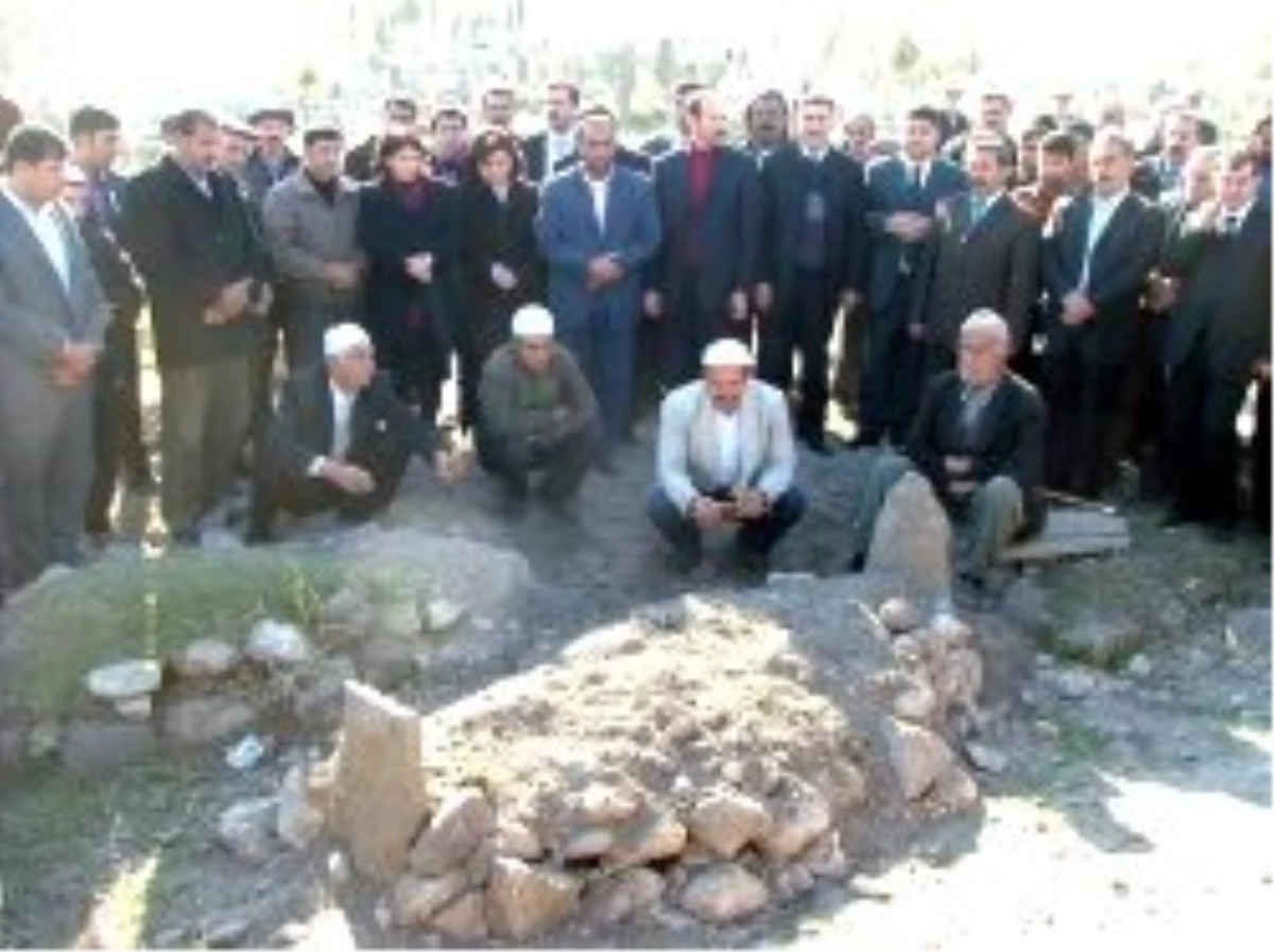 DTP Genel Başkan Vekili Ayna, Cizre\'de Ölen Gencin Mezarını Ziyaret Etti