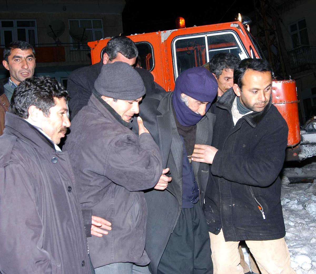 Tedaş Gündüz Elektrik Arızası Gideriyor, Gece Hasta Taşıyor