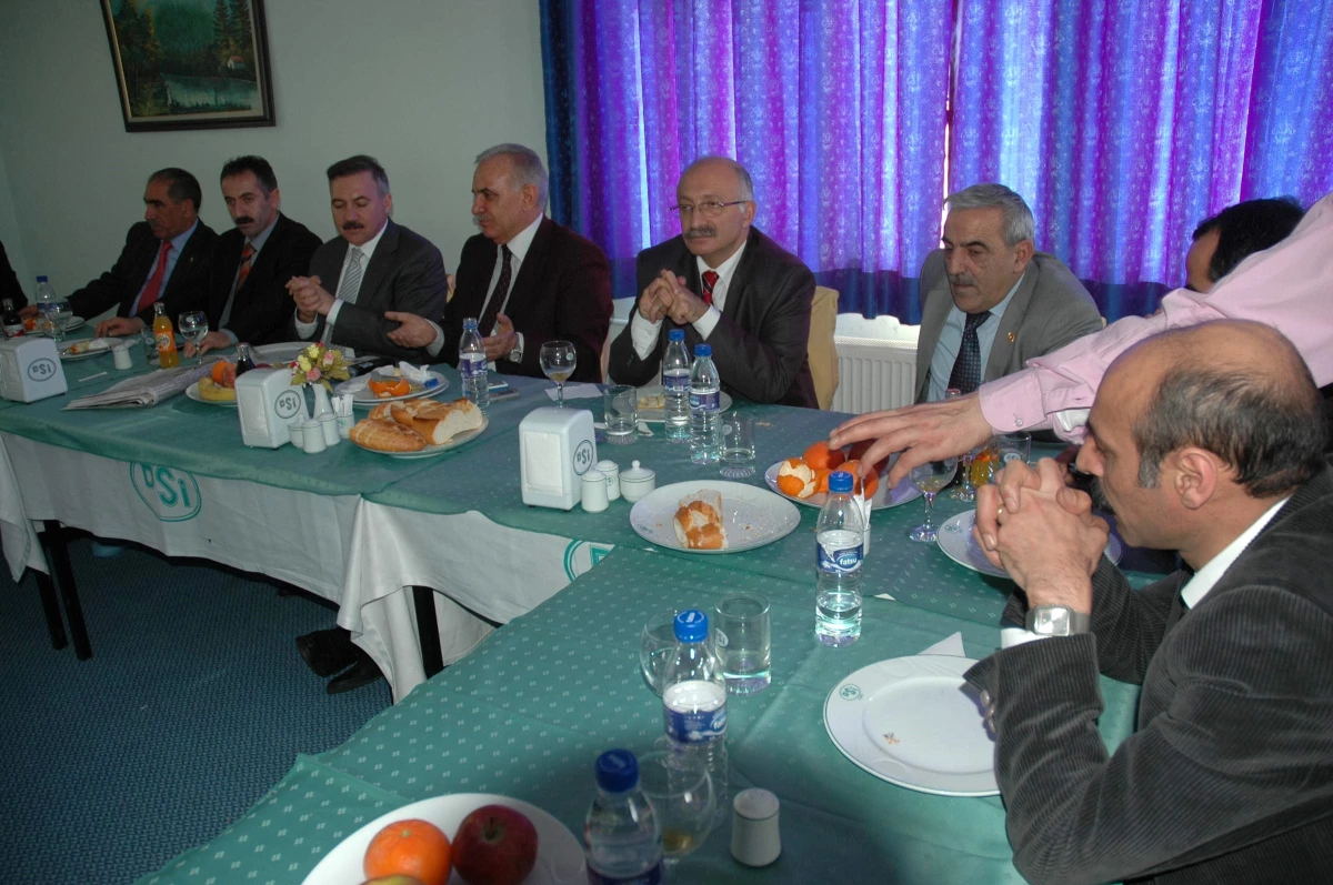 AK Parti Milletvekilleri\'nden Toplantı