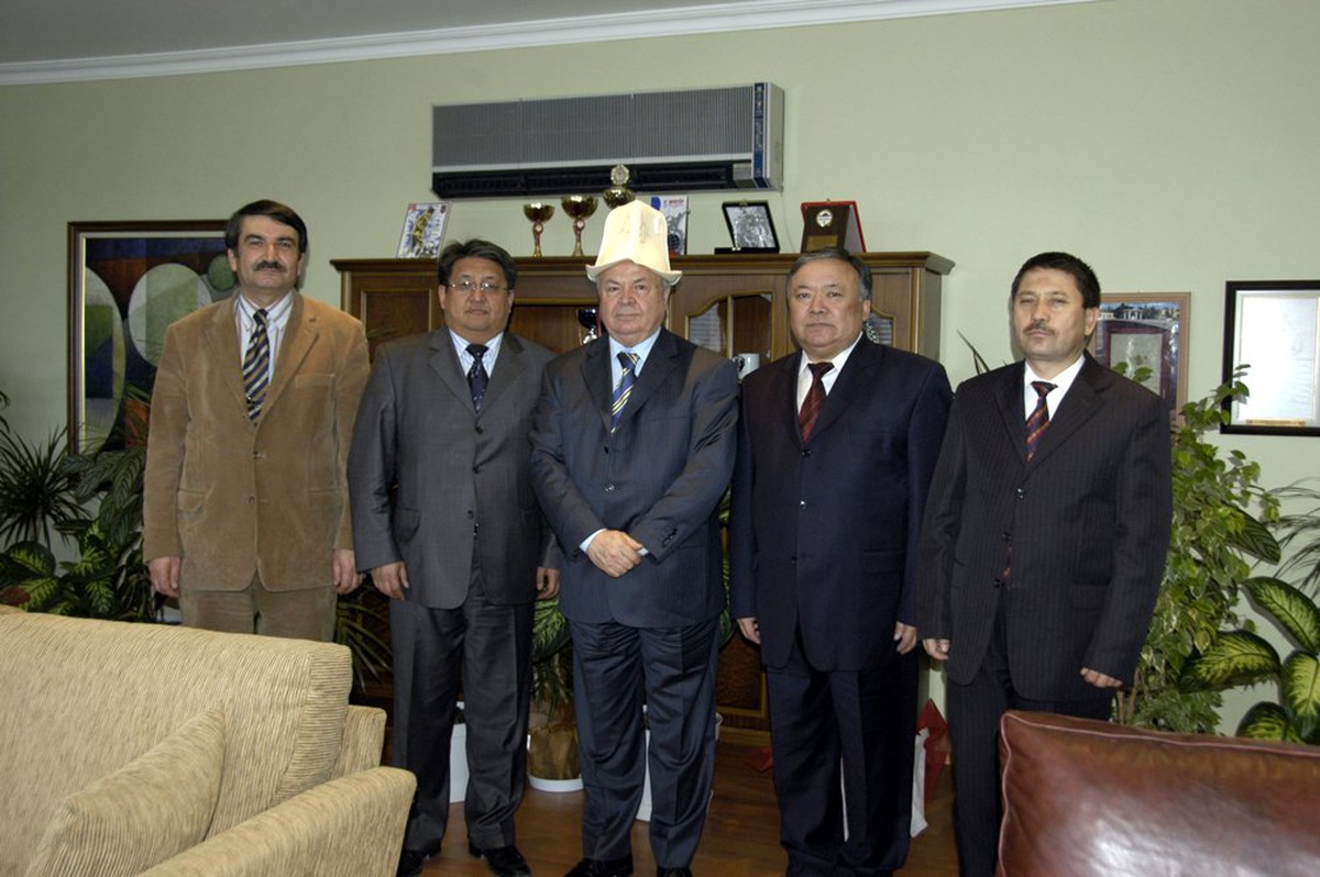 Esogü Rektörü Tekin'e Kırgız Şapkası