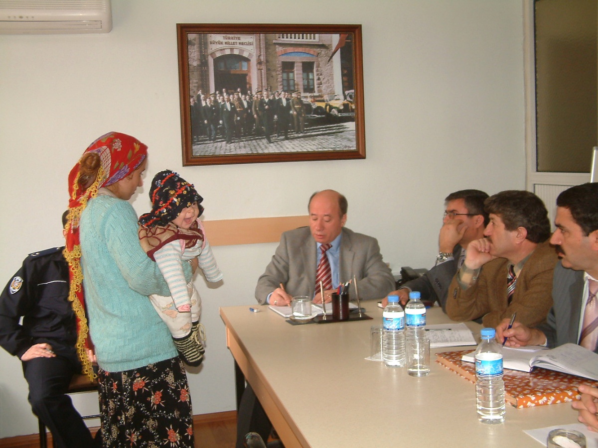 Kaymakam Tütüncü, Dilekçeden Para Alınmasına Kızdı