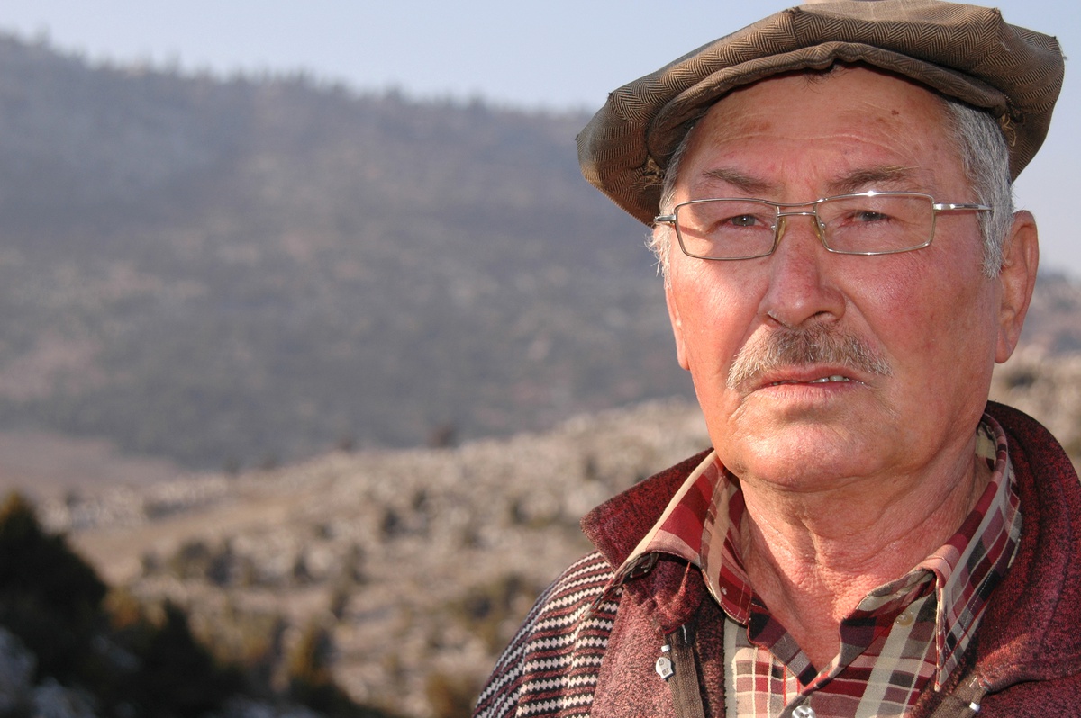 Dağda Yaşayan Yaşlı Adamın Kararan Dünyası Yardım Eliyle Aydınlandı
