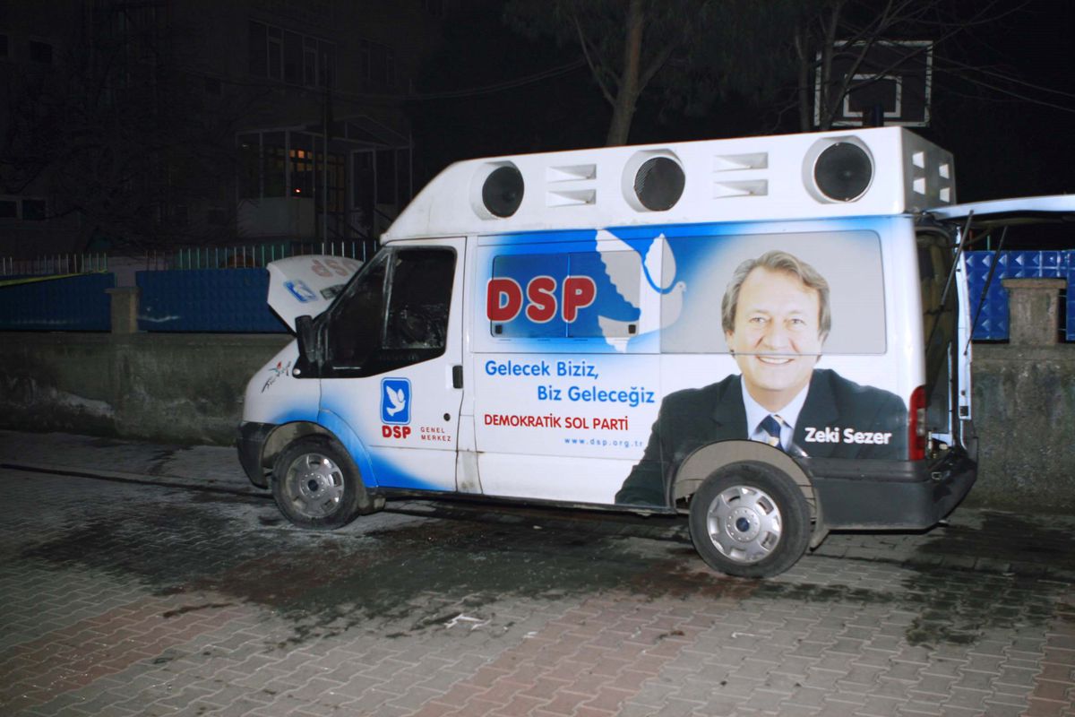 DSP'nin Seçim Minibüsüne Molotoflu Saldırı