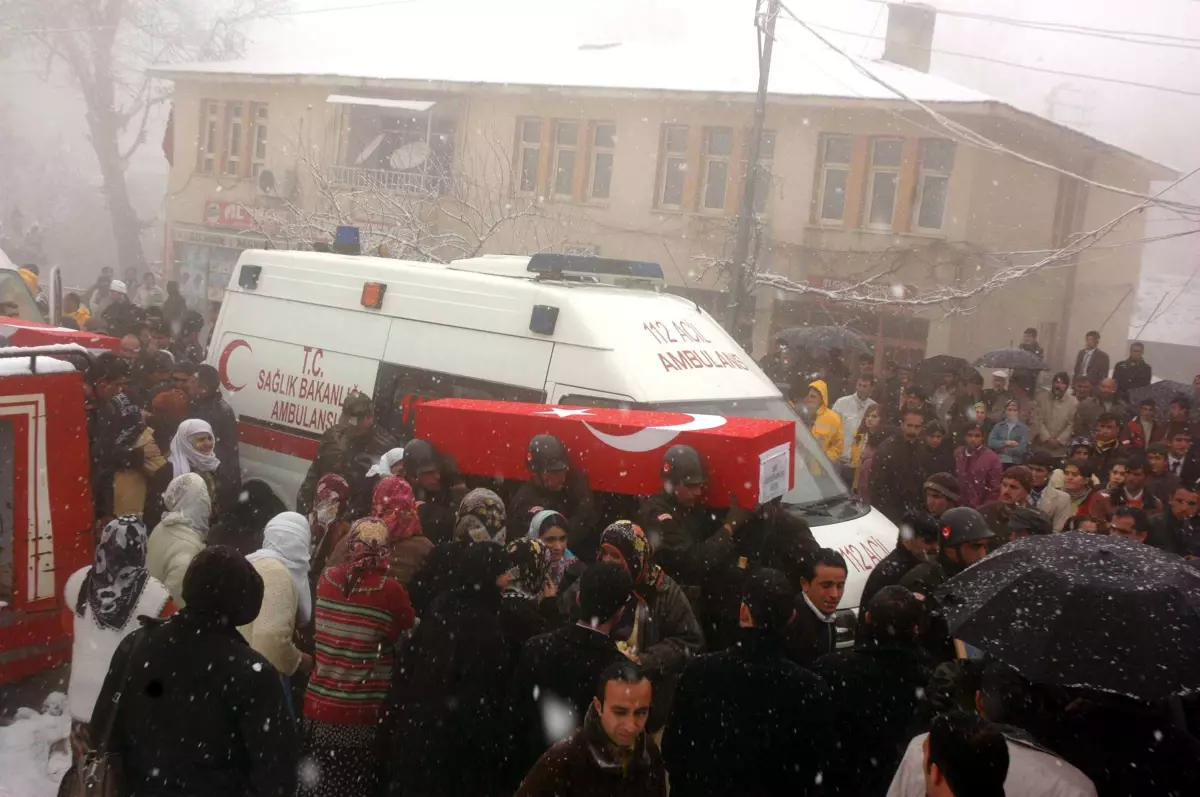 Şehit Köy Korucuları Gözyaşları Arasında Defnedildi