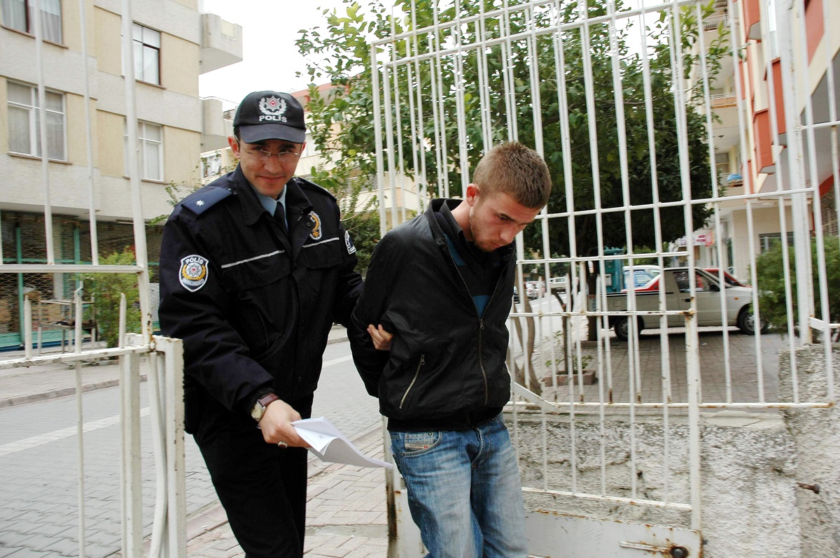 Zorla Girdiği Evde 2 Kadına Tecavüz Etmek İsterken Yakalandı