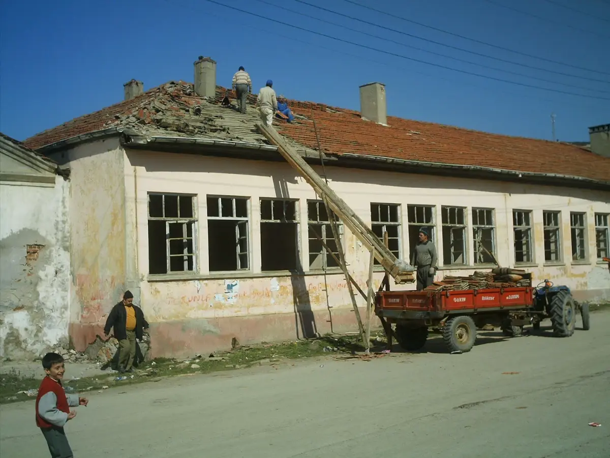 Edincik\'te Eski Okul Binası Yıkılarak Yerine Yeşil Alan Yapılacak