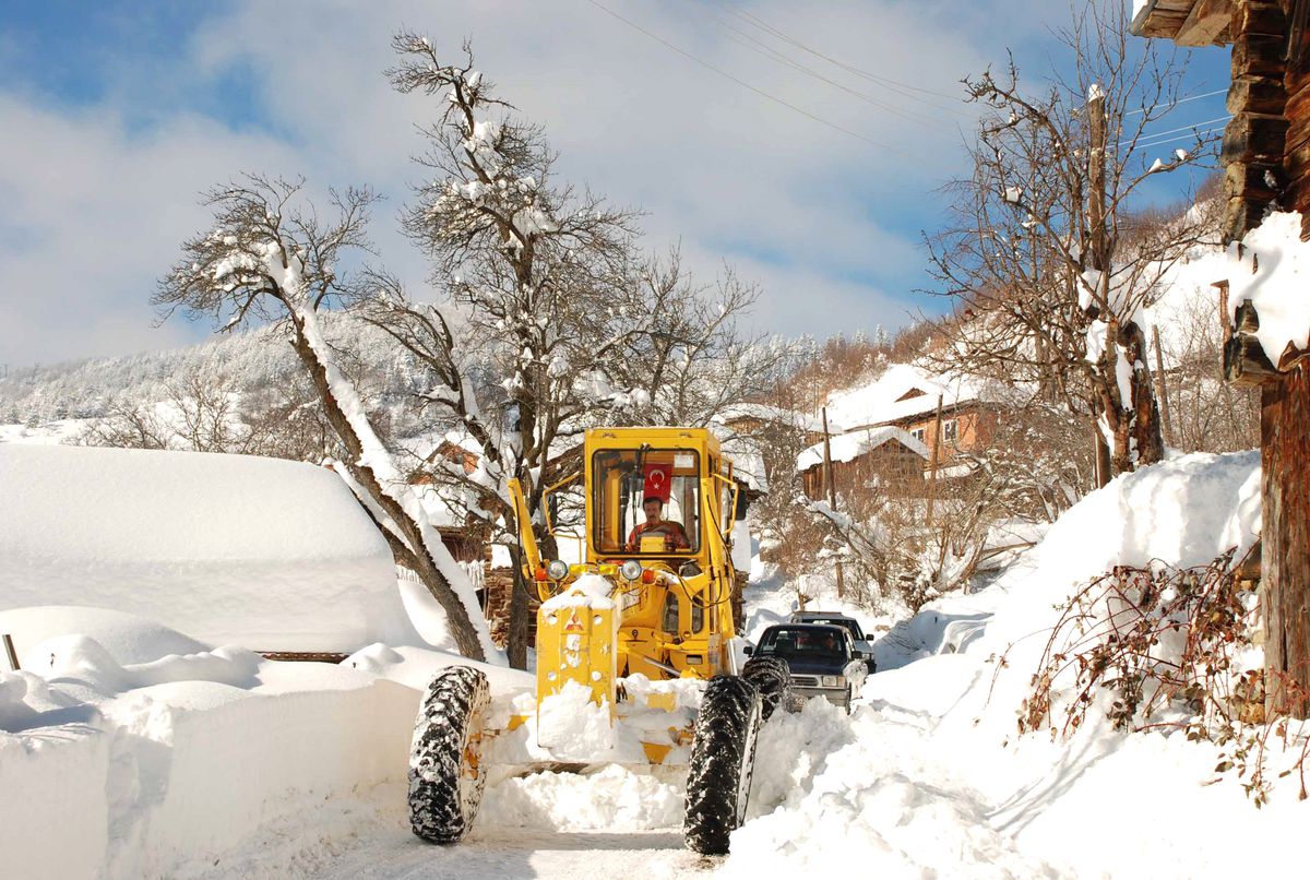 Kastamonu'da Kar Nedeniyle Ulaşıma Kapanan Yollar Açılıyor