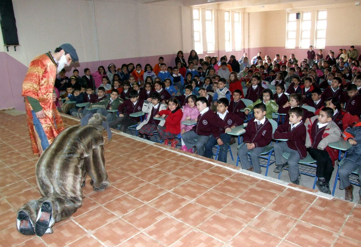 'Dans Eden Eşekler' Adlı Tiyatro Oyunu Besni'de Sahnelendi
