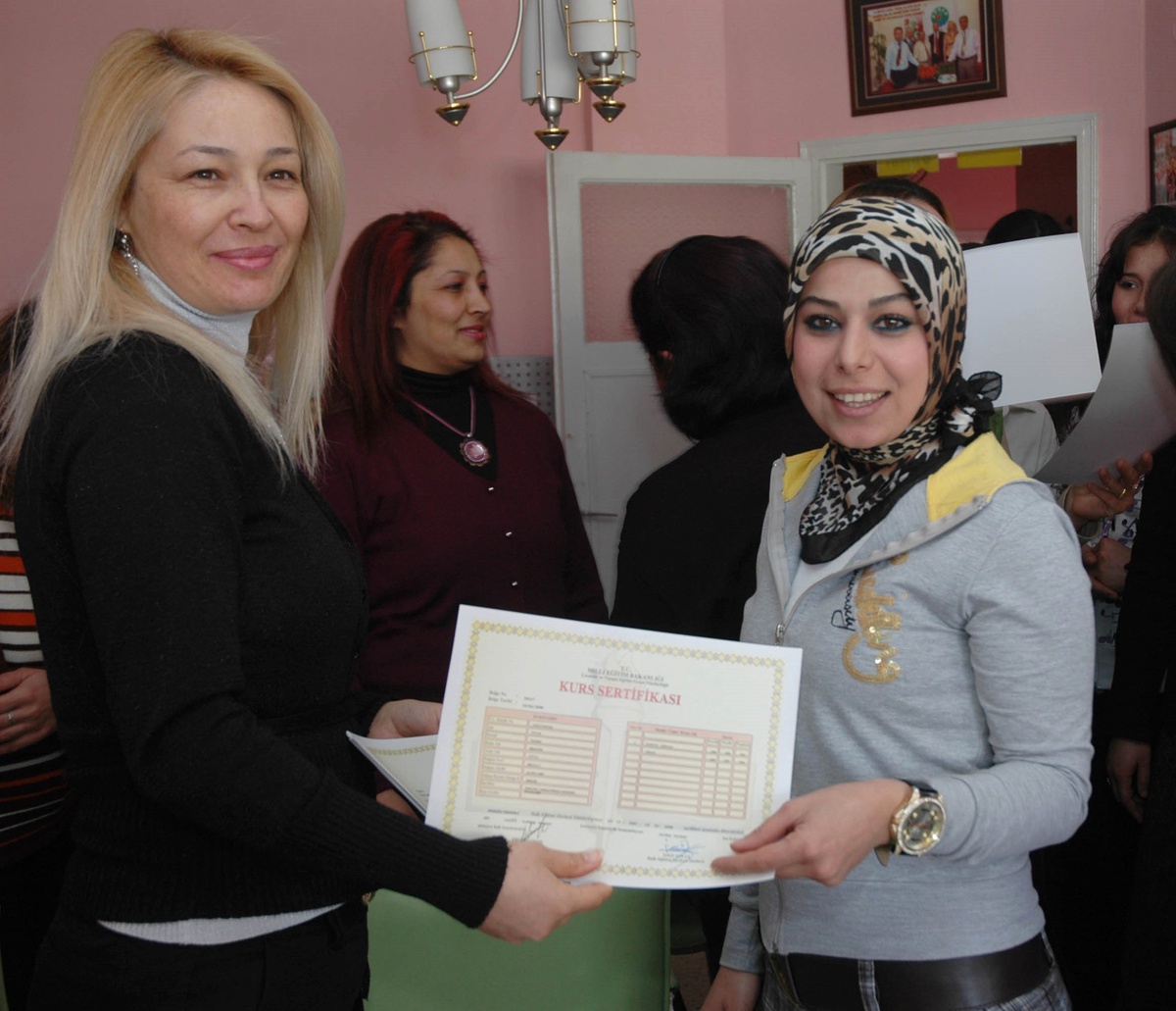 Erdemli'de Güzellik Uzmanlarına Sertifika
