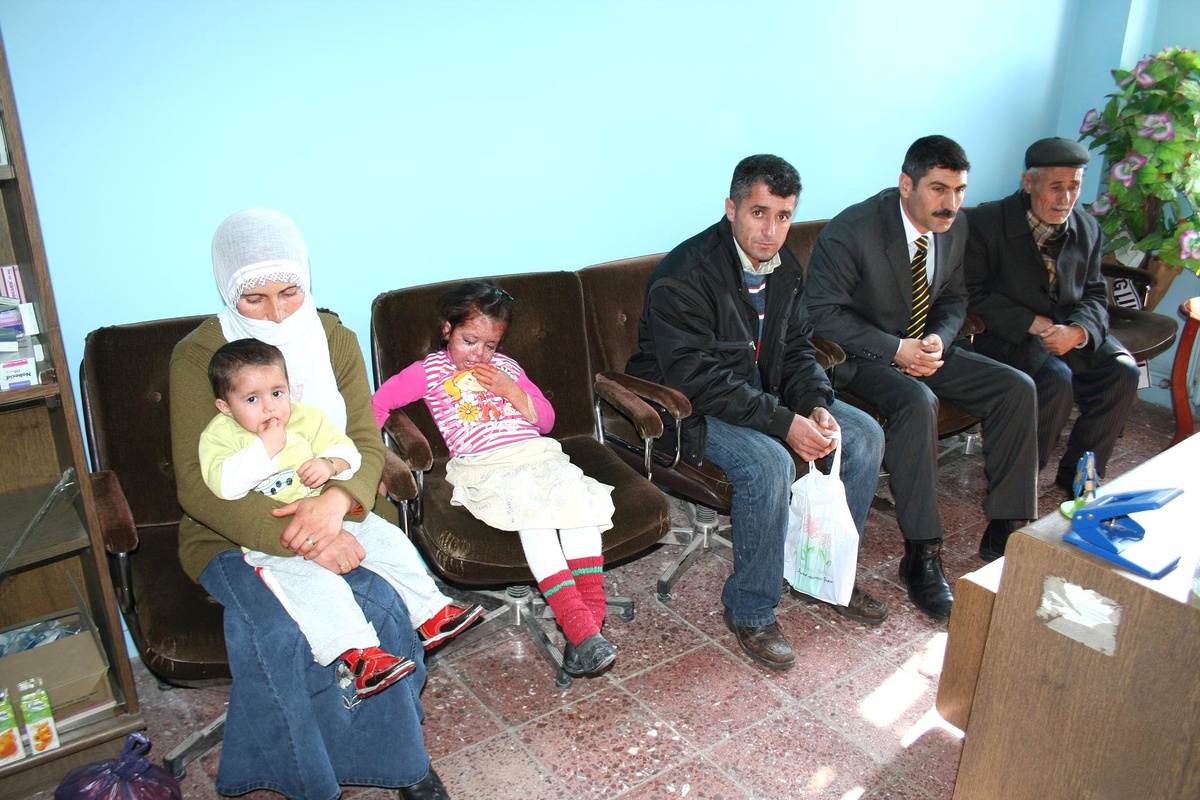 Güneşe Çıkamayan İki Kız Kardeşe Destek