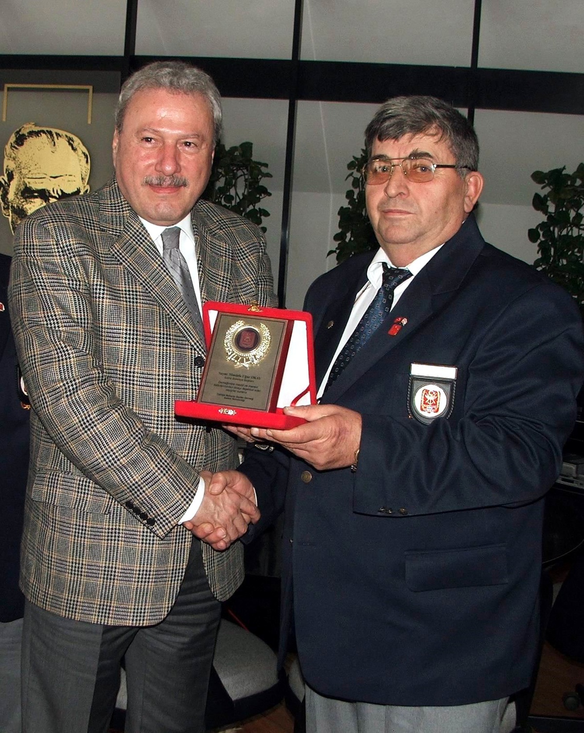 Salihlili Gazilerden Belediye Başkanı Okay'a Plaket