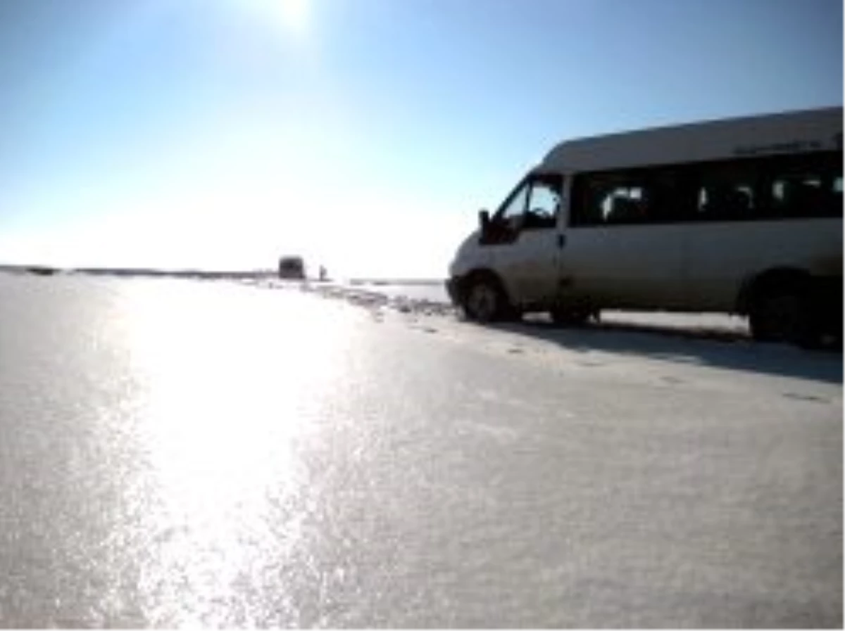 Araçlar Buz Tutan Hınıs Deresi\'nin Üzerinden Geçiyor