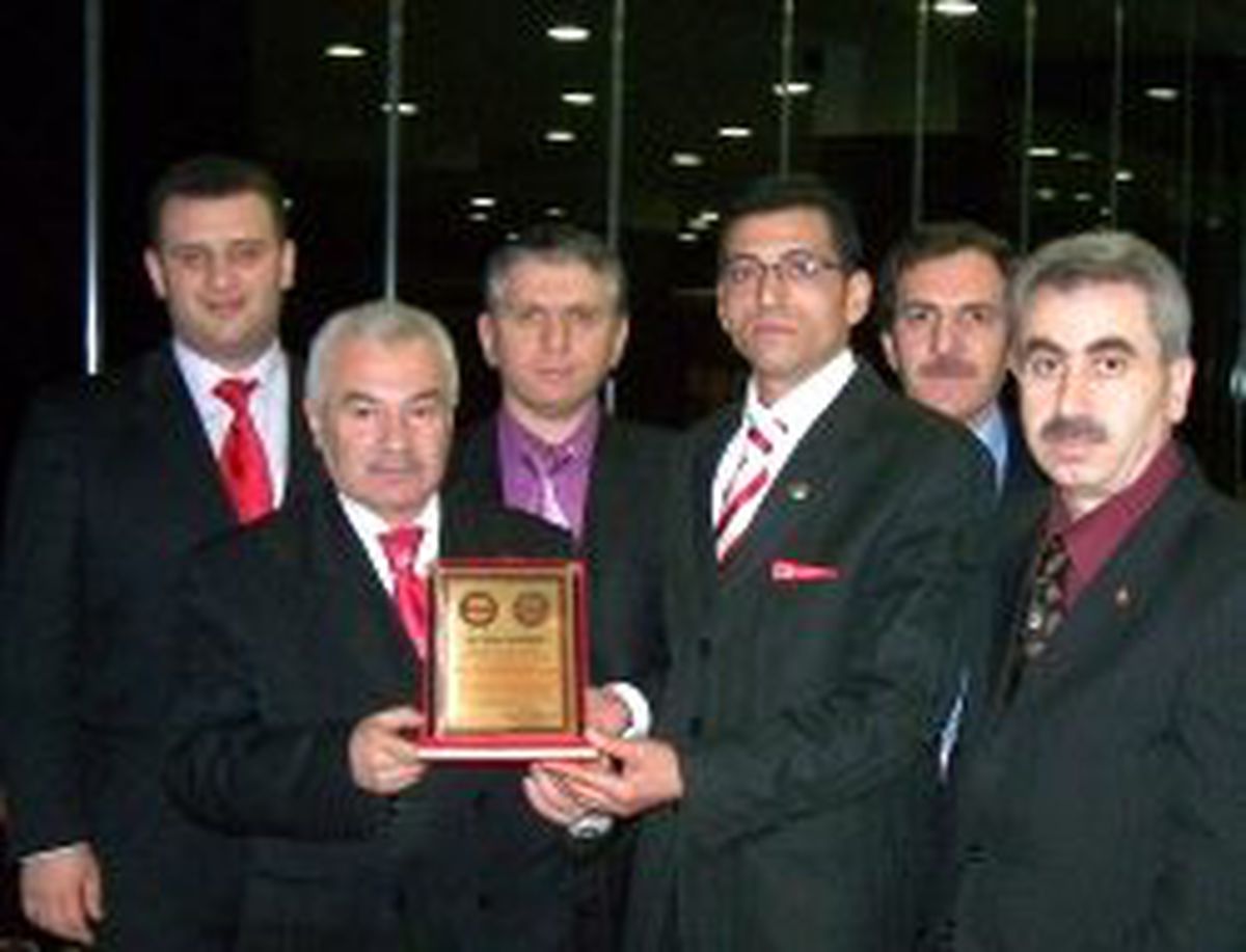 Büro-sen Genel Başkan Yardımcısı Maden\'e Plaket