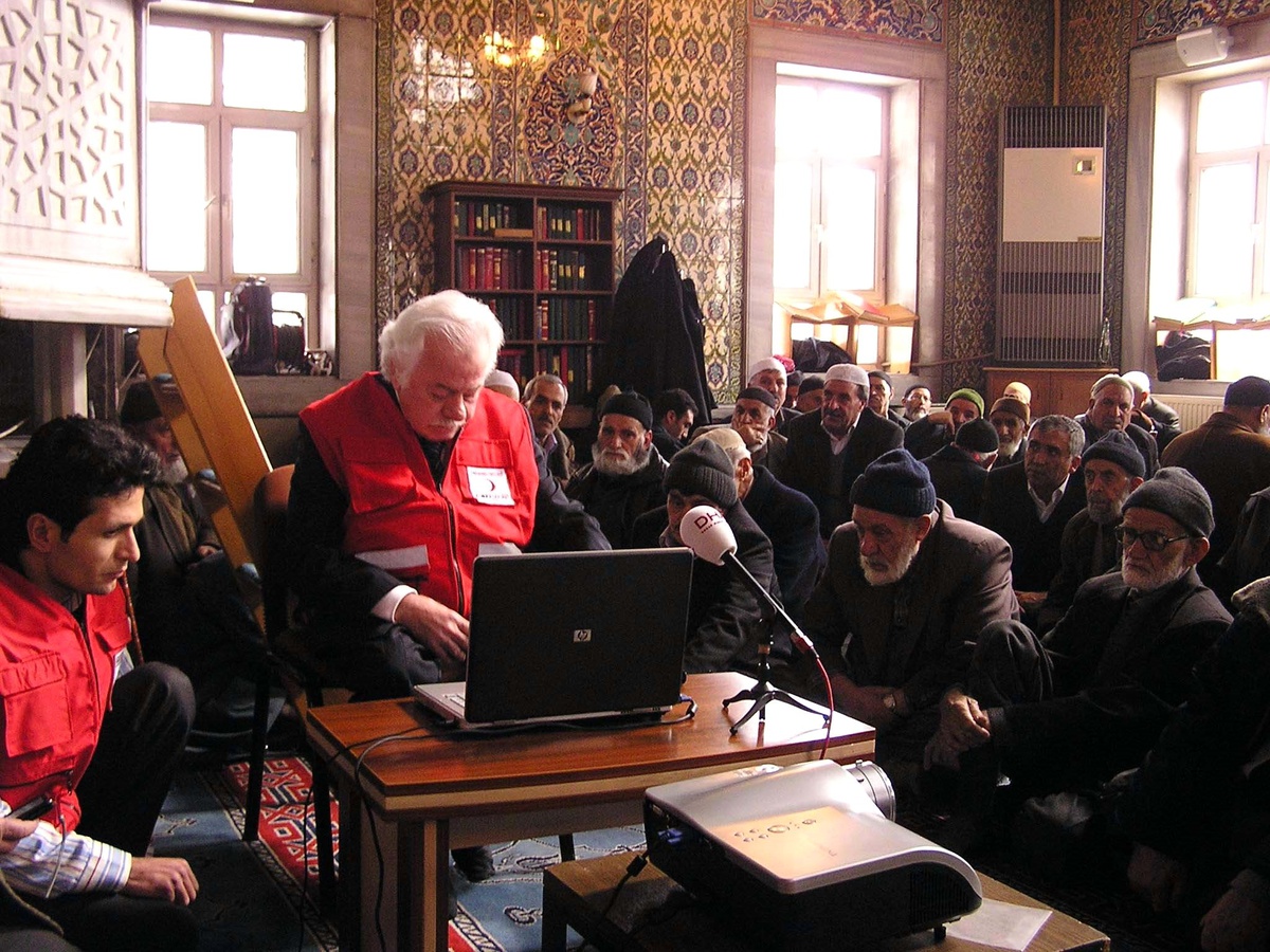 Prof. Dr. Ahmet Mete Işıkara, Cuma Namazı Öncesi Halka Depremi Anlattı
