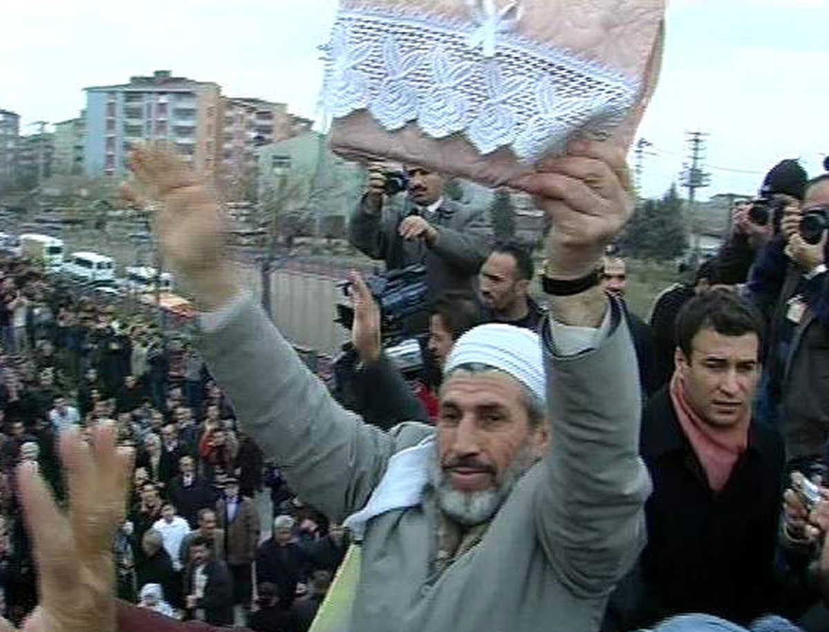 DTP Yürüyüşünde Elinde Kur'an-ı Kerim'le Slogan Atan Muhittin Eryılmaz Tutuklandı