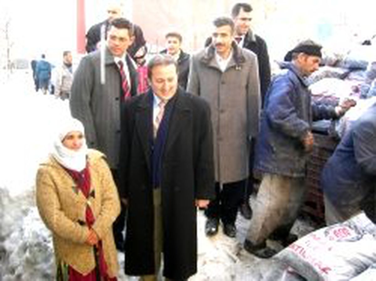 Vali Yardımcısı Evlere Kömür Dağıttı