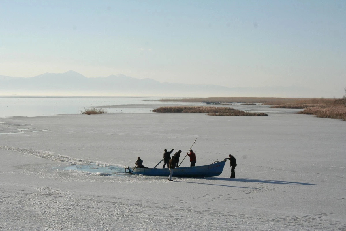 Balıkçıların Tehlikeli Buz Kırma Mücadelesi