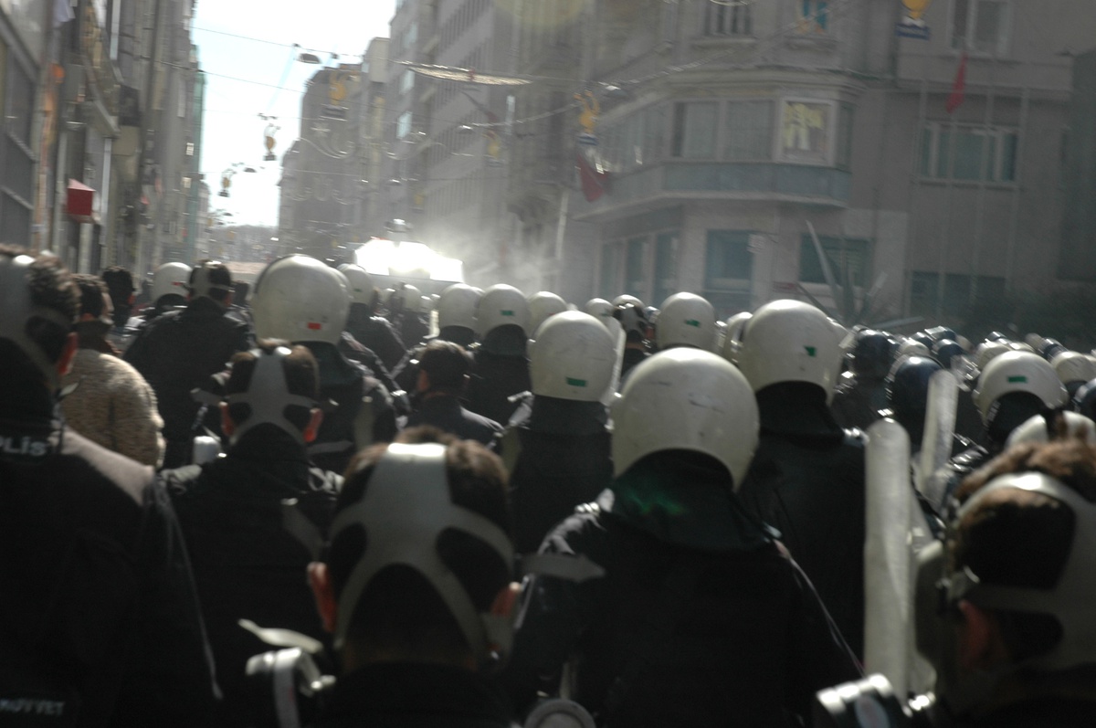 Beyoğlu'nda Polis DTP'li Gruba Müdahale Etti