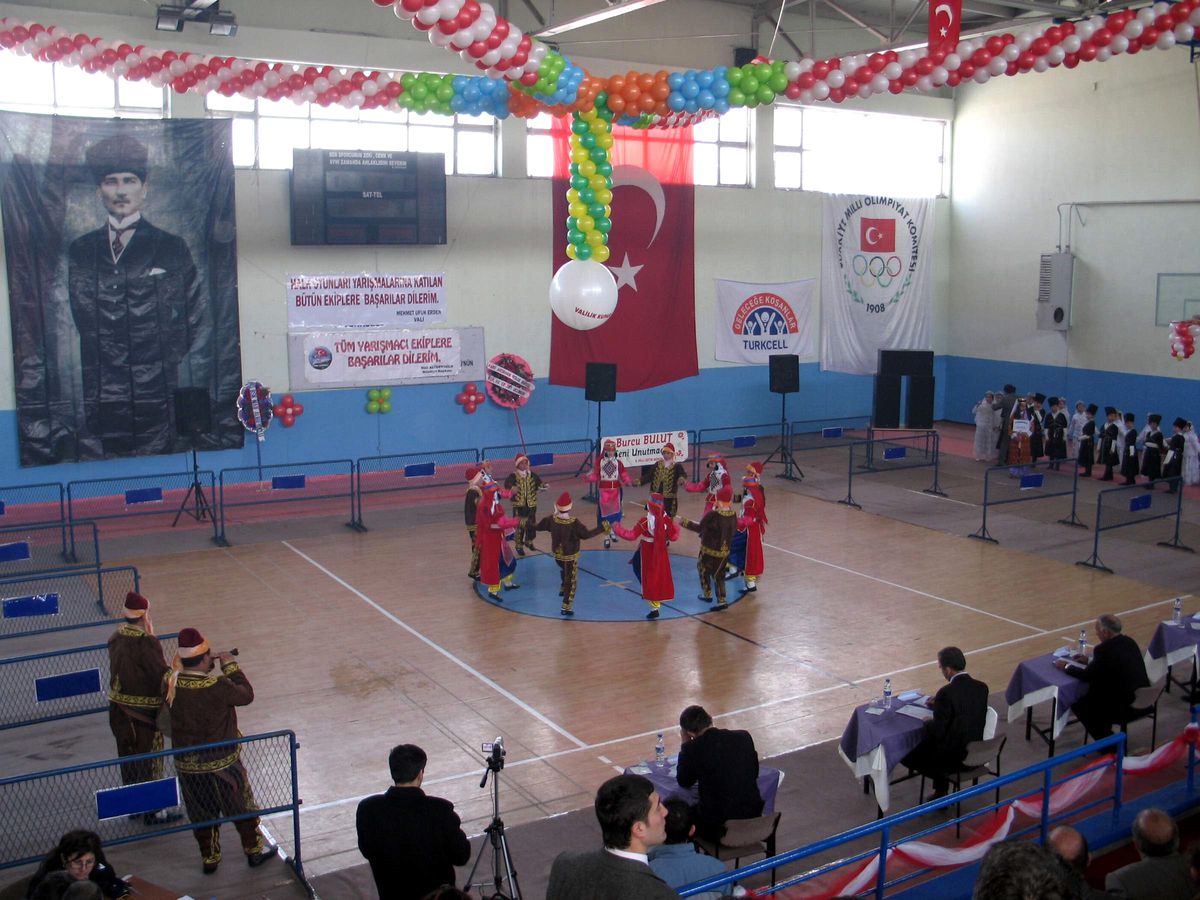 Halk Oyunları Yarışmasında Gergin Dakikalar