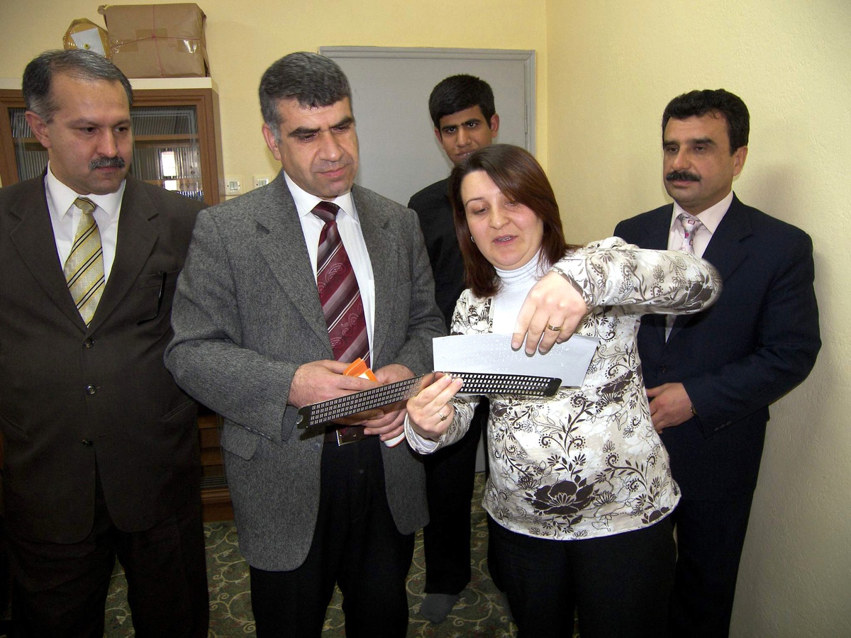 İlköğretim Öğretmenleri Braille Alfabesi Öğreniyor